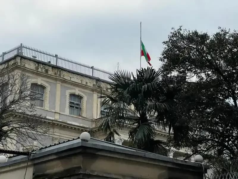İran'ın İstanbul Başkonsolosluğu'nda Bayrakların Yarıya İndirilmesinin Nedeni Ne?