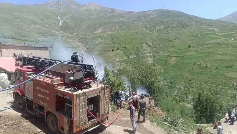 Van'da Evde Çıkan Yangında Küçük Çocuğun Hayatını Kaybetmesi Kalpleri Yaktı