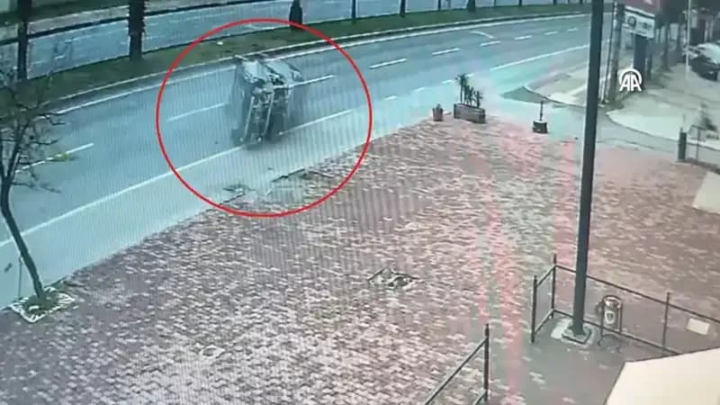 Korkunç Kaza Anı Güvenlik Kamerasında: İki Kişi Yaralandı!