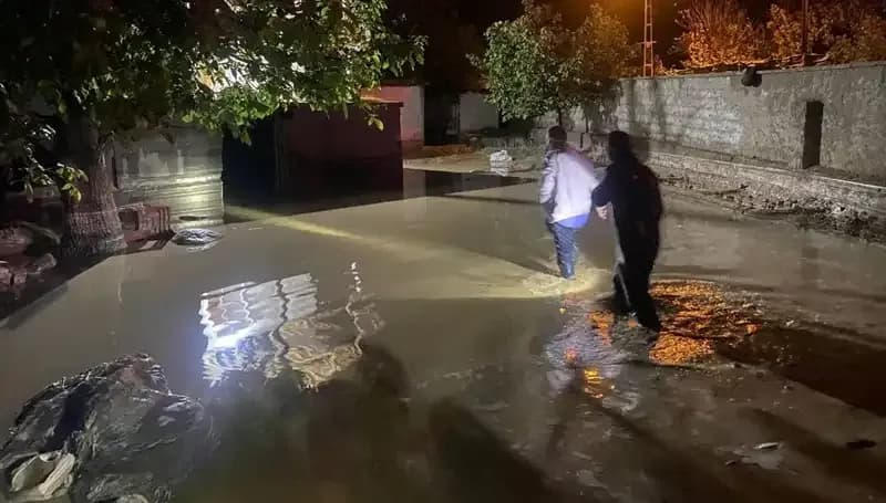 Kısa Sürede Gelen Yağış: 20 Dakikada Sel Faciası ve Evlerin Çökmesi