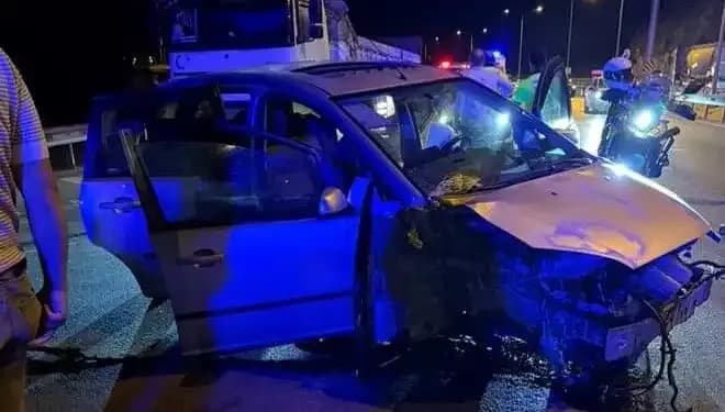 Otomobil Bariyere Çarptı: Korkunç Kazada Bir Can Gitti, Üç Yaralı