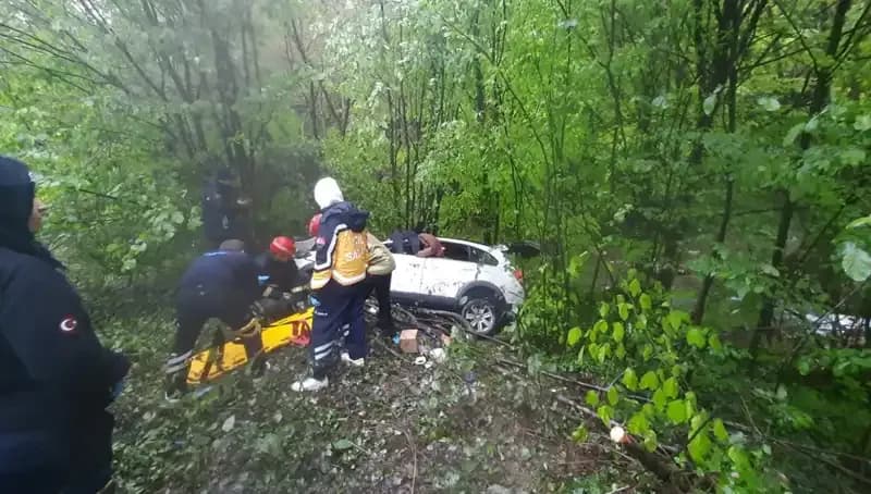 Direksiyon Kontrolünü Kaybeden Araç Ormana Uçtu: Ölü ve Yaralılar Var