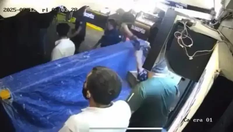 Ortaköy'de Gece Yarısı İki Grup Arasında Tekme Tokat Kavga!