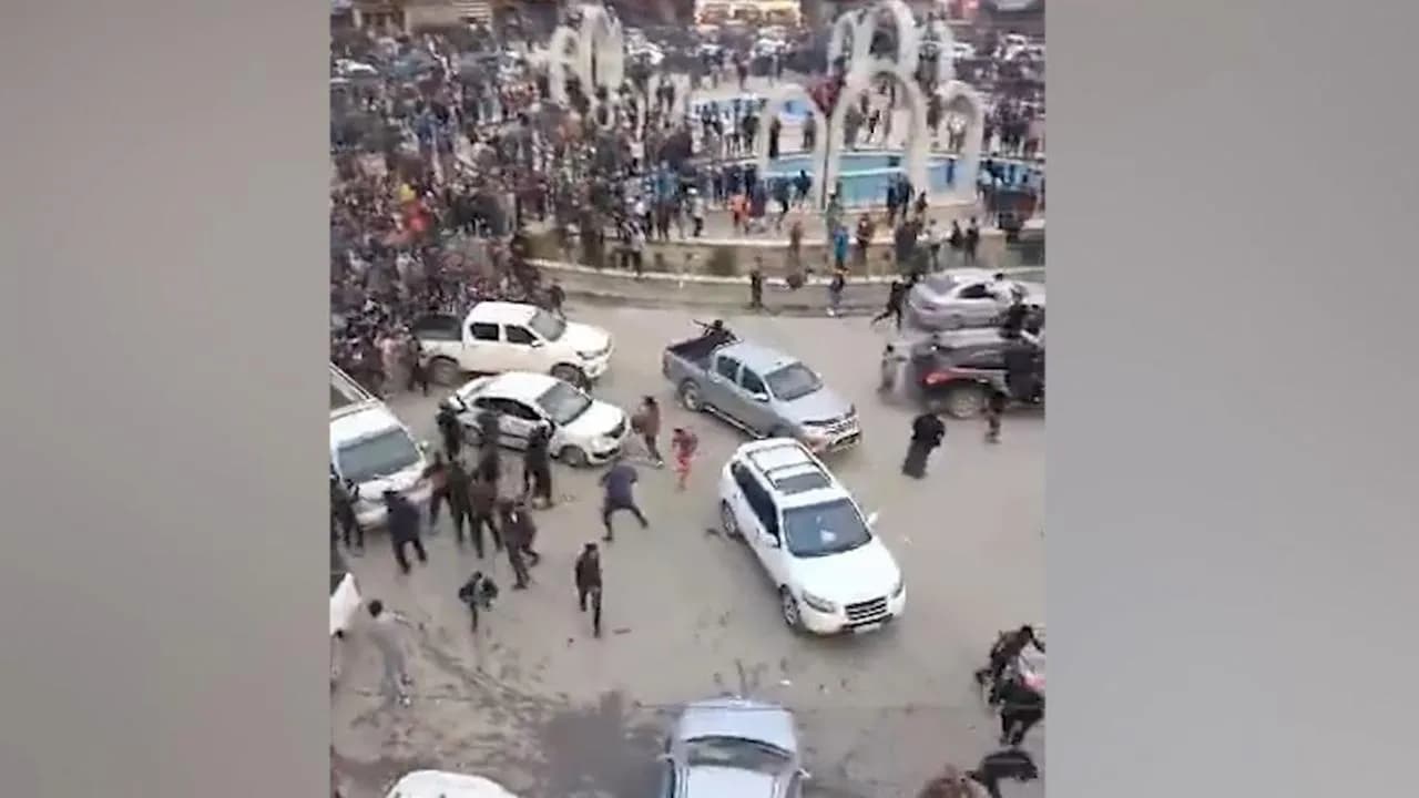 Rakkalılar Teröristleri Taşlayarak Kovdu!