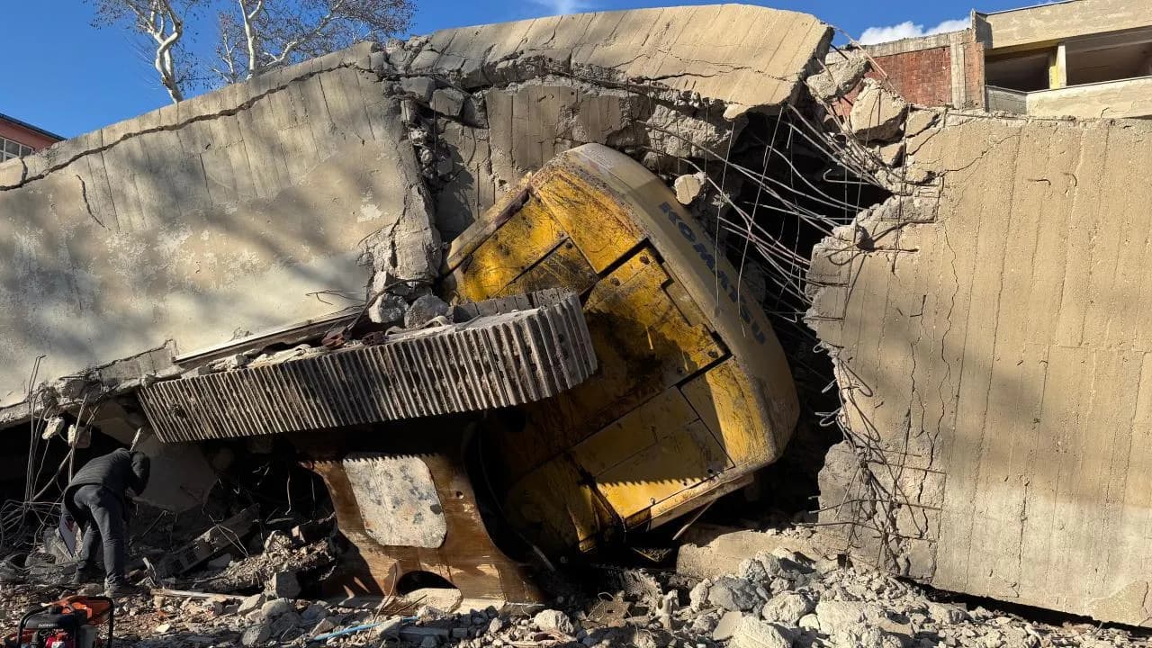 Uşak'ta bina yıkımı sırasında iş makinesi faciası