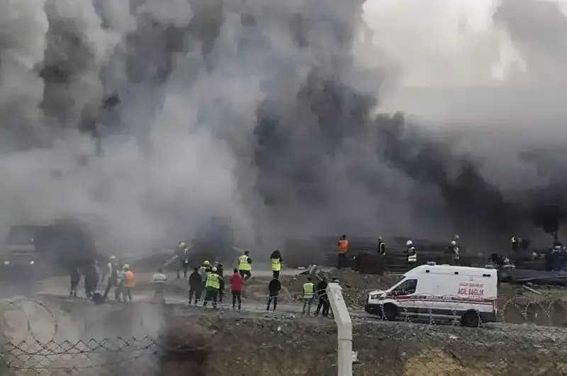 Esenyurt'ta İşçi Konteynerlerinde Yangın Alarmı: Alevler Kısa Sürede Yayıldı