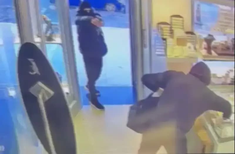 Ümraniye’de Aniden Patlayan Soygun Girişimi: Maskeli Saldırganlar Ne Aradı?