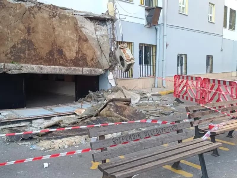 Pendik'teki 55 Yıllık Okulda Betondan Saçak Çöktü