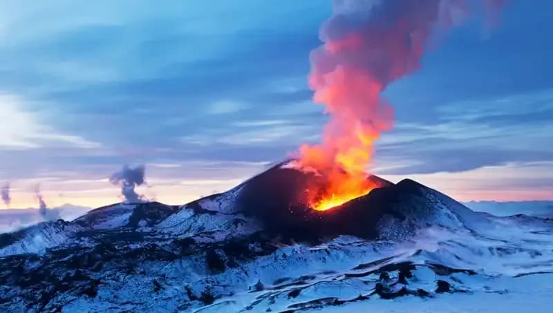 Kamçatka'da Tarihi Yanardağ Patlaması: Doğa Aleyhine Felaket Zinciri Başladı