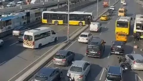 İstanbul'da Trafiği Felç Eden Kaza: İETT Otobüsü İki Araca Çarptı