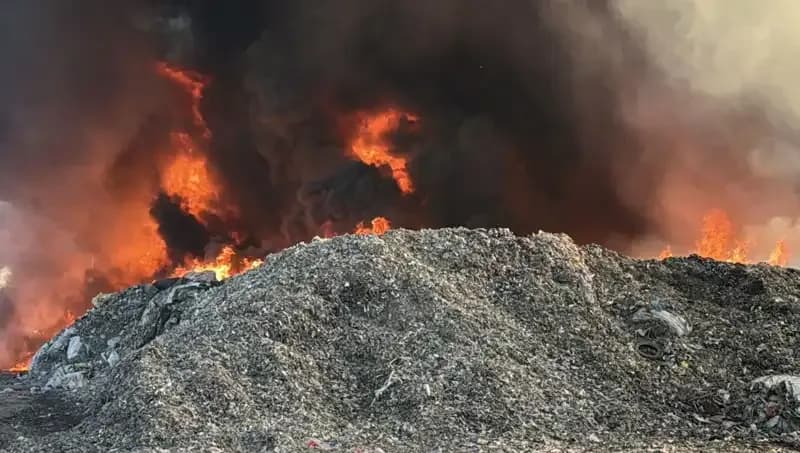 Adana'da Geri Dönüşüm Fabrikasında Korkutan Yangın: Bilinmeyen Sebepler