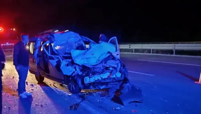 Otoyolda Feci Kaza: TIR'a Çarpan Araç Hurdaya Döndü!