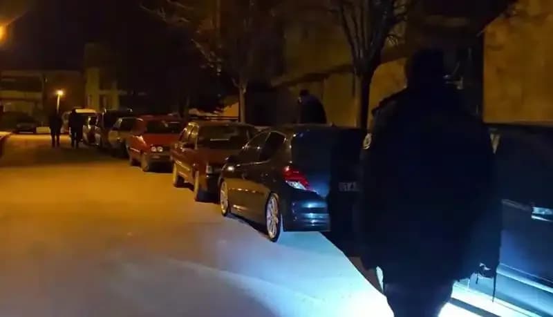 Park Halindeki Araçları Çizerek Kaçan Şahıslar Kameralara Yakalandı