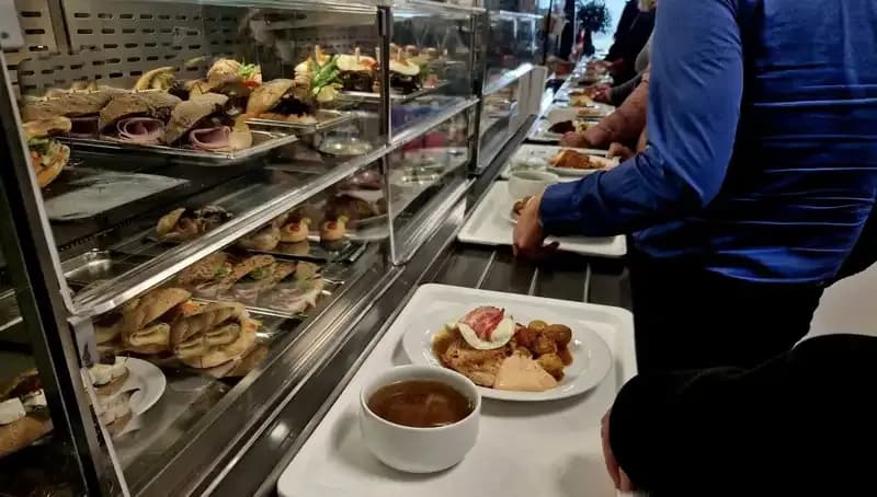 Endonezya'da 846 Öğrenci Ücretsiz Yemekten Zehirlendi: Olayın Detayları ve Cevaplar