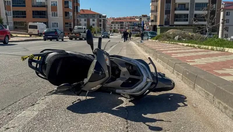 Uşak'ta Motosiklet ve Hafif Ticari Araç Kazasında 1 Kişi Hayatını Kaybetti