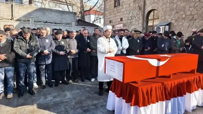 Şehit Cenazesinde Yürek Burkan Manzara: Baba Terliklerle Saf Tuttu