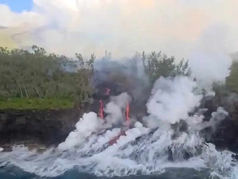 Piton de la Fournaise Yanardağı'ndan lavlar okyanusa ulaştı