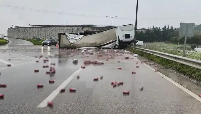 TIR Devrildi: Yol Ortasında İçki Dalgası, Nasıl Olmuştu?
