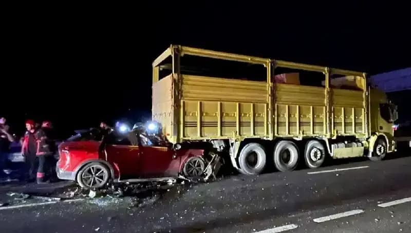 Kamyona Çarpan Araçta Yaşanan Kaza: Sürücü Hayatını Kaybetti