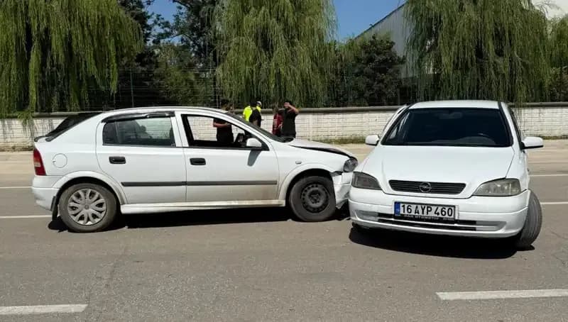 İki Otomobil Çarpıştı: Korkutan Trafik Kazasında İki Yaralı