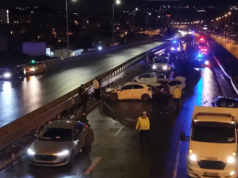 Ataşehir'de Zincirleme Trafik Kazası: 8 Araç Birbirine Girdi