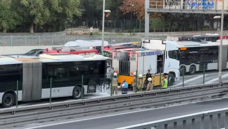 İstanbul Metrobüsünde Yangın Panik Yarattı, Trafik Kilitlendi