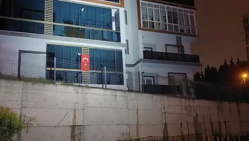 Sakarya'da Fırtına Öncesi Panik: 4 Katlı Apartman Tahliye Edildi