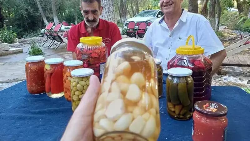 Araban Sarımsağı ile Hazırlanan Turşu, Geleneksel Lezzet ve Şifa Sunuyor