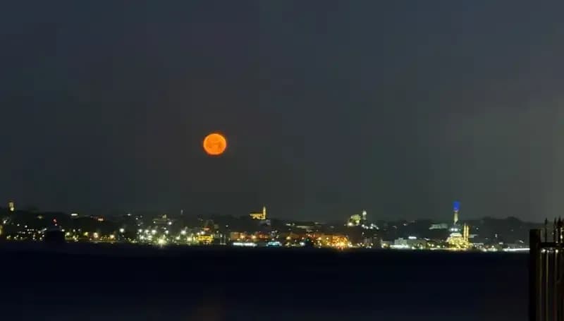İstanbul'da "Çilek Dolunayı" Gökyüzünü Ağırladı: Eşsiz Manzaralar