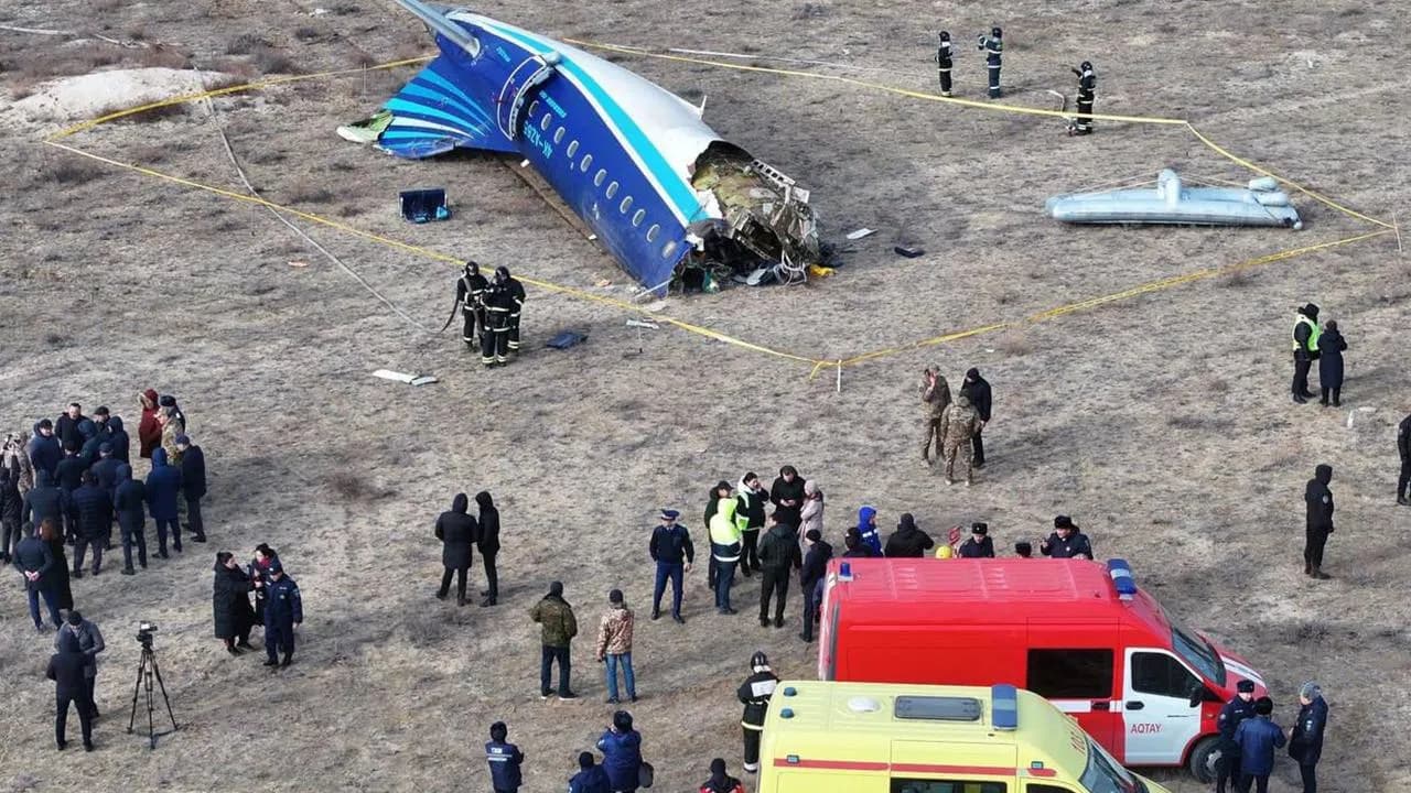 Kazakistan'da Azerbaycan'a ait yolcu uçağı kaza yaptı