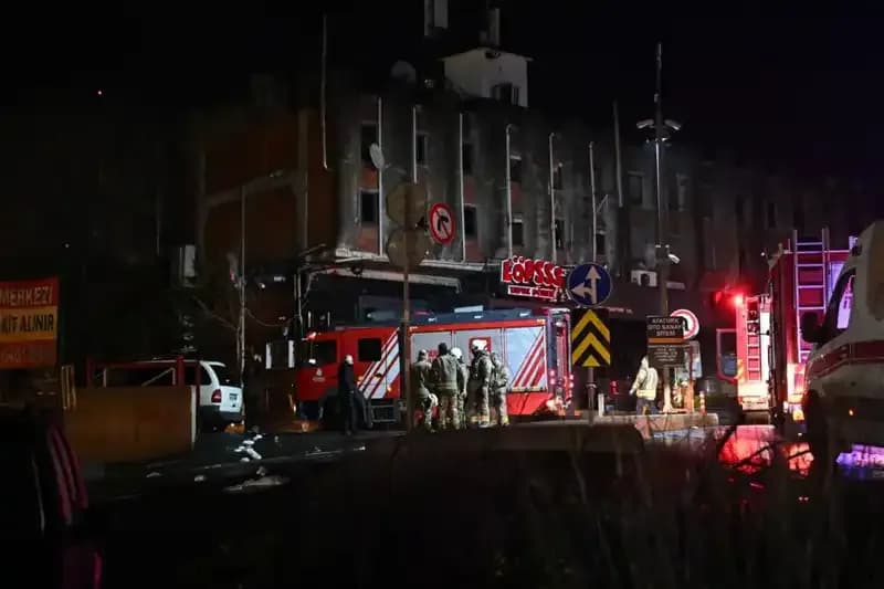 Maslak'ta Yangın Paniği: Beş Araç Yandı, Vatandaşlar Endişelendi!