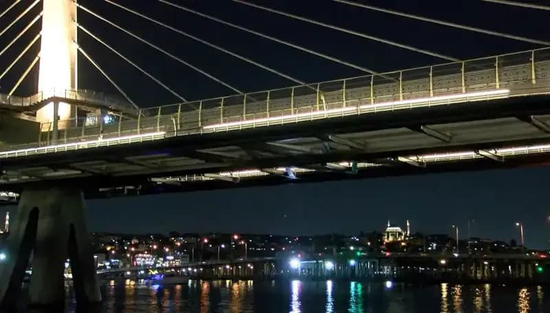 Metro Köprüsünden Denize Düşen Kişiyi Arama Çalışmaları Tüm Hızıyla Devam Ediyor