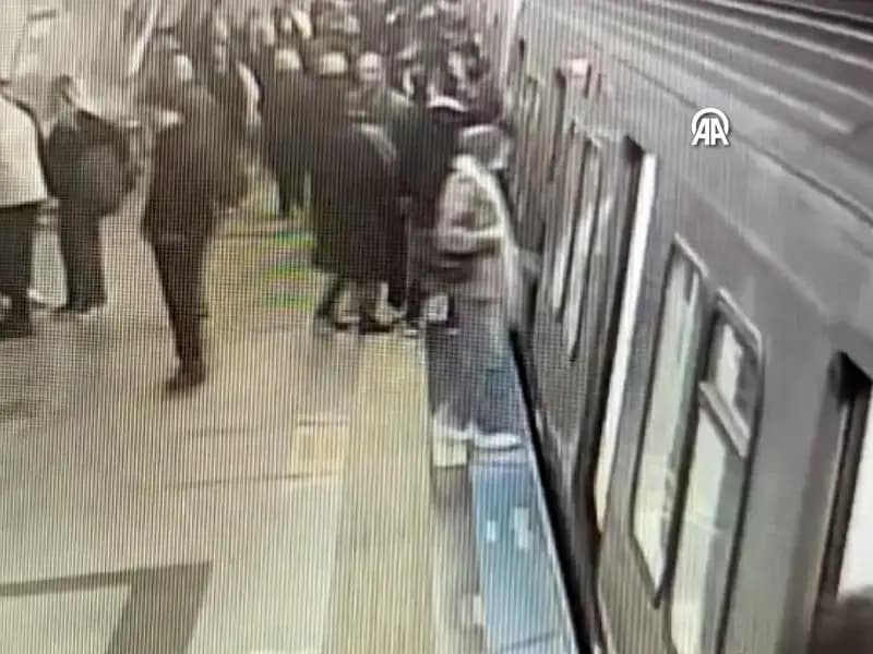 Taksim Metro'da Yankesicilik: Polis Suçüstü Yakaladı