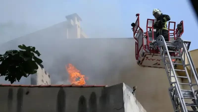 Çanakkale'de Korkutan Yangın: 4 Katlı Bina Alev Alev Yandı