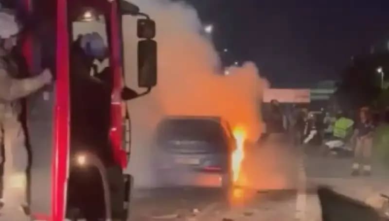 Otoyolda Korkunç Kaza: Araç Bariyerlere Çarptı ve İçinde Yangın Çıktı