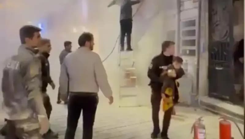 Beyoğlu'ndaki Büfede Yangın: Kahramanlar Çocukları Kurtardı