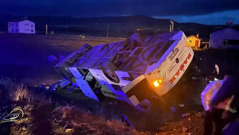 Sivas'ta Yolcu Otobüsü Devrildi: Hayatını Kaybedenler ve Yaralılar