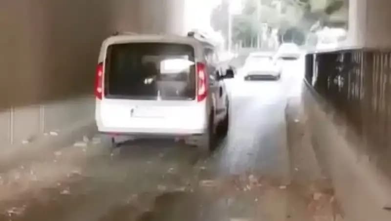 Trafikte Korku Dolu Anlar: Beton Parçaları Araçların Üzerine Düştü!