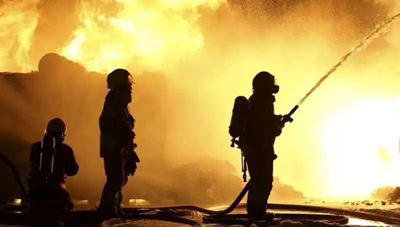 Mobilya Atölyesinde Yangın: Alevler Mangal Kömürü Deposunu Tehdit Etti