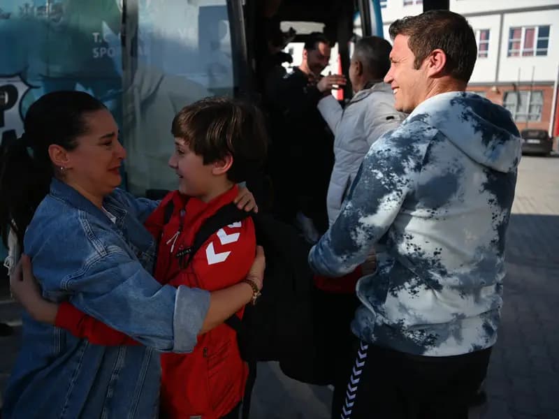 Katar'da 12 Gün Mahsur Kalan Türk Sporcular Türkiye'ye Döndü