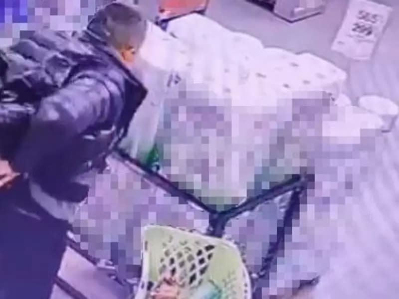 İstanbul'da Zincir Marketten Alkol Çalan Adam Güvenlik Kamerasında