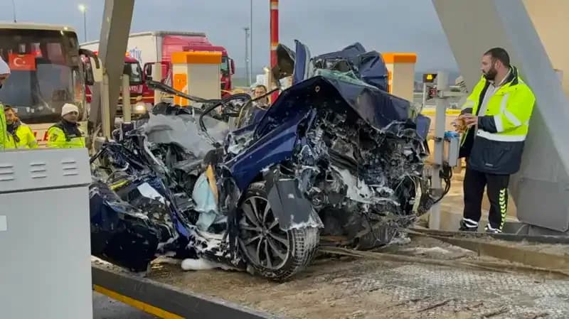 Silivri'de Otomobili Gişe ile Otobüs Arasına Sıkıştı: Can Kaybı ve Yaralılar