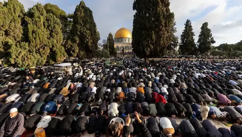 İşgal Altındaki Mescid-i Aksa'da Bayram Namazı: 120 Bin Filistinli Bir Araya Geldi