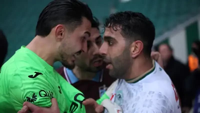 Konyaspor-Trabzonspor Maçında Uzatmalarda Gergin Anlar: Futbolcular Arasında Kavga!