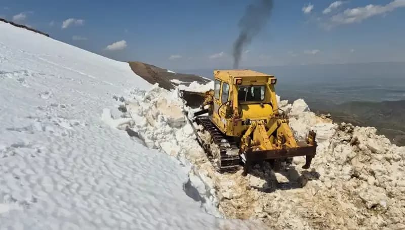 Nisan'da 2 Metreyi Buluşan Kar, Yol Açma Çalışmalarını Nasıl Etkiledi?