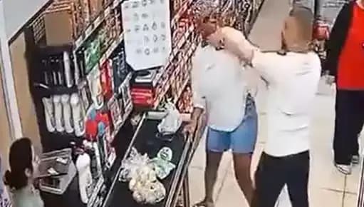 Market Kasa Sırasında Yaşanan Saldırı: Çocuğun Gözleri Önünde Korku Dolu Anlar