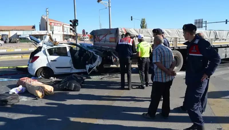 Kırmızı Işıkta Korkunç Kaza: Anne Hayatını Kaybetti, Oğlu Yaralandı