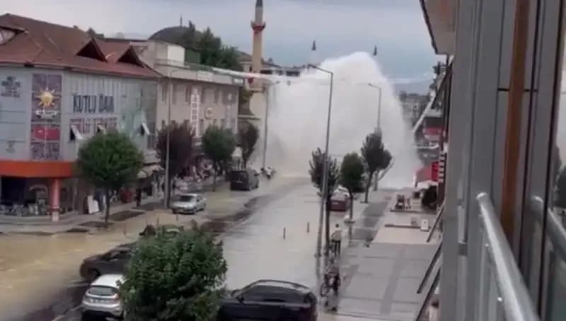 İçme Suyu Hattında Patlama: Su Yüksekten Fışkırdı, Şehir Alarmda!