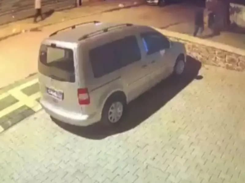 Kadıköy'de Soygun: Merdivenle Girdikleri Evde Kadınları Bağladılar