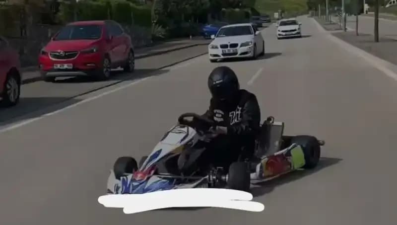 Go-Kart Sürücüsünün Tehlikeli Drift Gösterisi Sokakları Büyüledi!